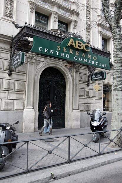 Fachada del centro comercial ABC Serrano, en Madrid.