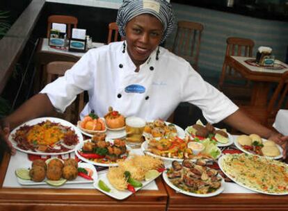Alaíde Sima, con algunos de los platos que han hecho famoso el local Chico y Alaíde, en el barrio carioca de Leblón
