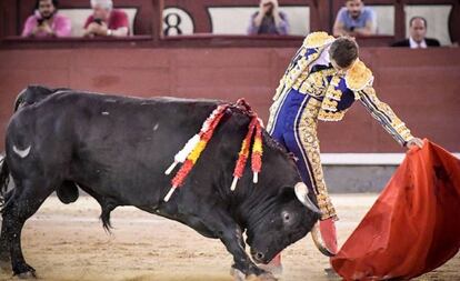 Dorian Cantón torea al natural al sexto novillo de la noche.