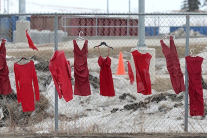 Vestidos rojos colgados en honor a las mujeres asesinadas, en Winnipeg (Canadá), el 4 de abril de 2023.