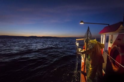 A las cinco de la mañana II Toro, una embarcación gallega de pesca artesanal, sale con sus tres tripulantes a bordo.