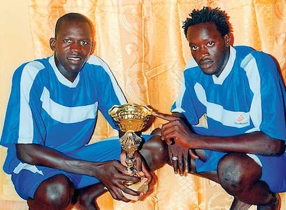 Alioune en una imagen de 2008, con la copa ganada por el Ajax, el equipo de su pueblo en Senegal.