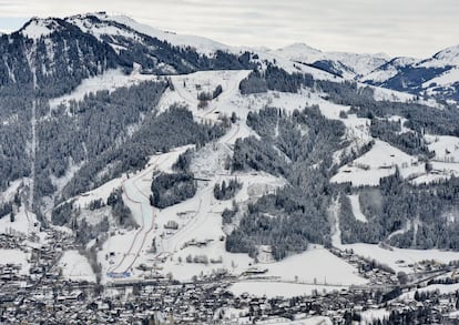 Considerada una de las pistas de esquí más peligrosas y temidas, el descenso de Streif forma parte cada invierno del trofeo del Hahnenkamm, punto álgido de la Copa del Mundo de esquí alpino (y posiblemente de todo el calendario internacional). La prueba congrega un gran ambiente entre los espectadores –que aguardan junto a la meta– desde la década de 1930, y el vertiginoso recorrido no es para menos: el primer envite llega justo en la salida, con una pendiente del 50% de inclinación (hacia abajo), que enlaza con la funesta 'Trampa de Ratón': un salto de hasta 80 metros. Y cuando los músculos de los esquiadores ya están en las últimas se alcanza la meta, que pueden llegar a cruzar a 150 kilómetros por hora. El récord lo tiene el austríaco Fritz Strobl, quien en 1997 descendió esta pista de 3.312 metros de recorrido en 1:51:58 minutos. <a href="https://hahnenkamm.com/" rel="nofollow" target="_blank">hahnenkamm.com</a>