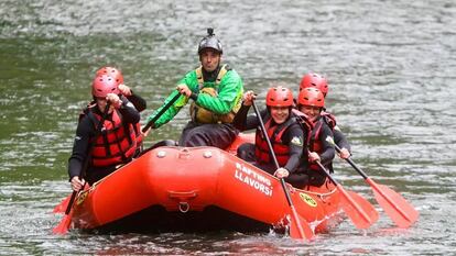 Los candidatos a eurodiputados Tomàs Molina y Diana Riba (ERC) haciendo rafting en campaña, en una fotografía difundida por el partido.