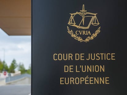 Cartel en la entrada del Tribunal de Justicia de la Unión Europea