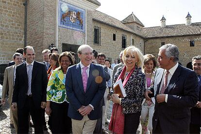 Javier Arenas, a la derecha, junto a Teófila Martínez y Pedro Rodríguez, alcalde de Huelva.