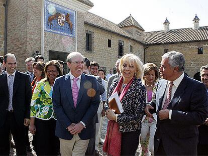 Javier Arenas, a la derecha, junto a Teófila Martínez y Pedro Rodríguez, alcalde de Huelva.