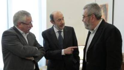 Los secretarios generales de CCOO, Ignacio Fernández Toxo (i), y de UGT, Cándido Méndez (d), durante la reunión que han mantenido con el secretario general del PSOE, Alfredo Pérez Rubalcaba (c), esta tarde en el Congreso.