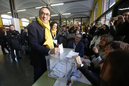 L'exconseller, Josep Rull, i nmero 6 de Junts per Catalunya, vota al seu collegi electoral.