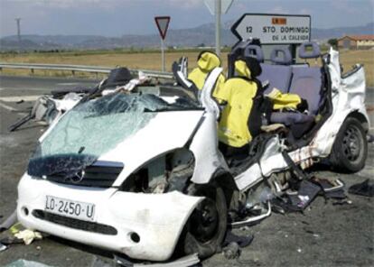 Un camión cisterna y dos turismos chocaron en el cruce de las carreteras N-126 y N-232.