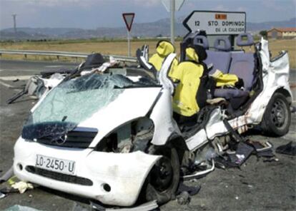 Un camin cisterna y dos turismos chocaron en el cruce de las carreteras N-126 y N-232.