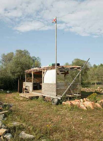 Solar en el que estaba instalada la caravana de la familia.