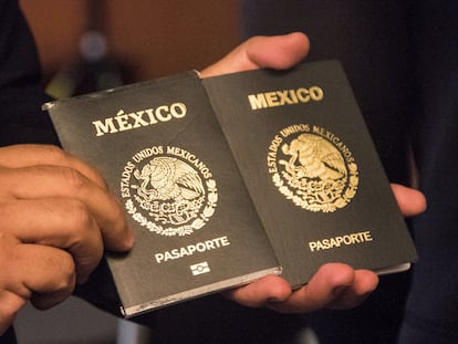 Un ciudadano sostiene dos pasaportes mexicanos, en una fotografía de archivo.