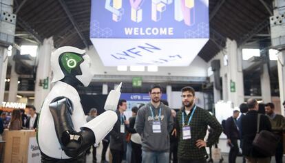 Asistentes observan un robot en el salón de 'startup' 4YFN.