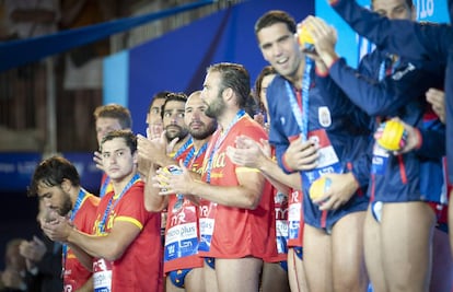 Los jugadores de la selección reciben la medalla de plata.