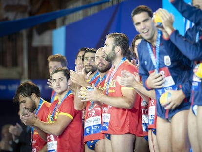 Los jugadores de la selección reciben la medalla de plata.