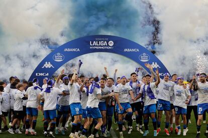 Los jugadores del Deportivo celebran el ascenso a Segunda División