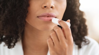 Proporciona protección e hidratación a los labios frente a situaciones de frío o calor gracias a estos bálsamos. GETTY IMAGES.