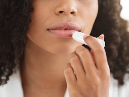 Proporciona protección e hidratación a los labios frente a situaciones de frío o calor gracias a estos bálsamos. GETTY IMAGES.