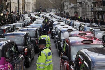 Los taxistas londinenses han cortado las calles de la ciudad en protesta por la competencia de servicios como Uber.