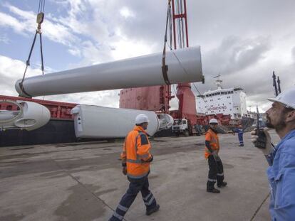 Piezas de un molino e&oacute;lico, durante un embarque en el Puerto de Vigo para su exportaci&oacute;n.