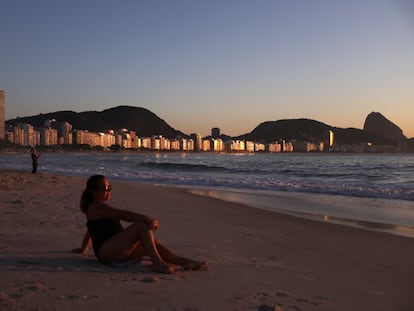 Una mujer se sienta durante la puesta de sol en Copacabana, Río de Janeiro, Brasil, el 18 de septiembre 2023.