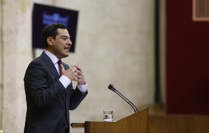 "Tenemos que ser útiles a los andaluces y por eso nos sentamos a negociar en una mesa", Juan Manuel Moreno sigue justificando su pacto con Vox en su réplica a Serrano. "Hoy comienza la obra del cambio político", termina, "tenemos que generar estabilidad y sustentar una mayoría parlamentaria".