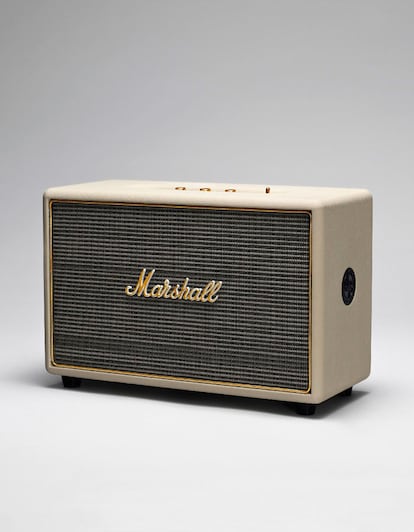 Altavoces con aire vintage de Marshall en color crema (400 euros).