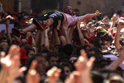 Asistentes al inicio de las fiestas de San Fermín, en la plaza del Ayuntamiento de Pamplona.