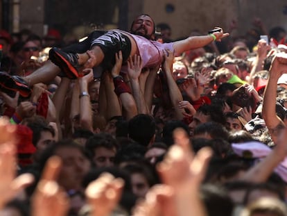 Asistentes al inicio de las fiestas de San Fermín, en la plaza del Ayuntamiento de Pamplona.