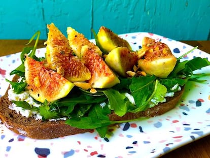 Tostada de requesón, rúcula, brevas y avellanas