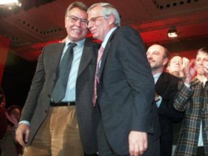 Felipe González y Josep Borrell, en un acto del PSOE en 1998.