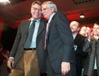Felipe González y Josep Borrell, en un acto del PSOE en 1998.