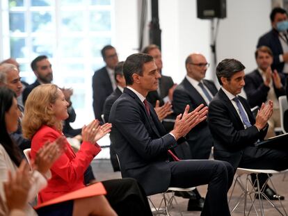 Pedro Sánchez, en el centro de la imagen, junto con la vicepresidenta y ministra de Asuntos Económicos y Transformación Digital, Nadia Calviño, y el presidente de Telefónica, José María Álvarez-Pallete.