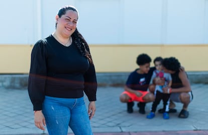 Magjhonnia Cedeño, junto a sus hijos, en el centro de refugiados Las Caracolas, en Madrid.