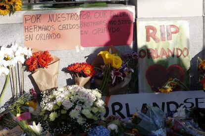 Una multitud asiste a una vigilia en San Francisco (Estados Unidos) en recuerdo a las v&iacute;ctimas del tiroteo en una discoteca gay en Orlando.