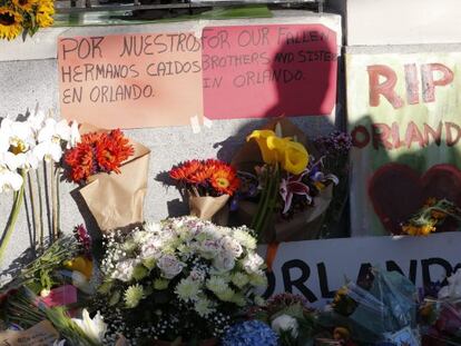 Una multitud asiste a una vigilia en San Francisco (Estados Unidos) en recuerdo a las v&iacute;ctimas del tiroteo en una discoteca gay en Orlando.