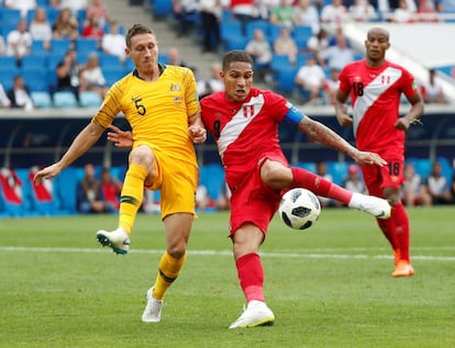 Paolo Guerrero dispara a portería durante la jugada del segundo gol de Perú.