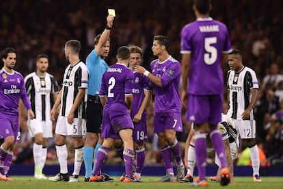 El arbitro alemán, Felix Brych, saca una tarjeta amarilla el defensa del Real Madrid, Dani Carvajal.
