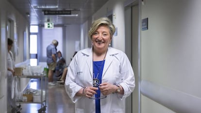 La investigadora Ana Lluch en uno de los pasillos del Hospital Clínico de Valencia.