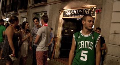 Un grupo de j&oacute;venes frente al bar Bloomsday, desde donde se inicia la ruta en Ciutat Vella. 