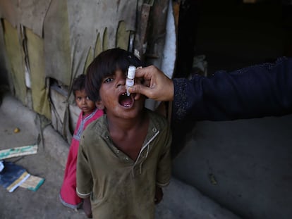 Un sanitario administra gotas antipoliomielíticas a un niño durante una campaña de vacunación antipoliomielítica de siete días en Karachi, Pakistán, el 28 de noviembre de 2022.