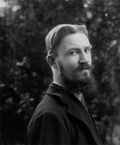 <p><strong>¿Quién?</strong> El escritor irlandés George Bernard Shaw. Él insistía en que lo llamasen simplemente Bernard, pero nunca lo consiguió. <strong>A ver, ¿qué es lo más famoso que ha escrito? </strong><em>Pigmalión</em>, una obra tan capital en la narrativa que la hemos visto adaptada libremente ya bien sea con Audrey Hepburn o bien situada en un instituto y con protagonistas vestidos con chándal. Eso sí, lo más leído suyo a nivel mundial es una cita que todos los restaurantes <em>cuquis</em> de los barrios de moda de las grandes ciudades han pervertido al colgar insistentemente en sus carteles: "No hay amor más sincero que el amor por la comida".<strong> ¿Qué me cuentas de su vida?</strong> Que fue respondón, escandaloso y ultramoderno. Que a principios del siglo XX defendió la libertad de homosexuales, mujeres y ateos y se casó con una mujer rica porque se lo pidió ella, no él. No tuvieron hijos. <strong>¿Cuál podría ser su presentación en Tinder?</strong> "Adelantado a su tiempo busca semejante para mirar juntos al futuro".</p>