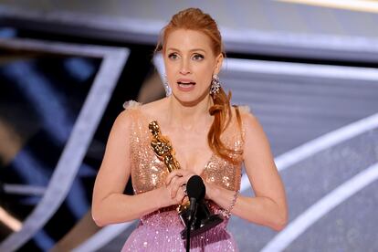 Jessica Chastain, vestida de Gucci, recoge su Oscar a mejor actriz.