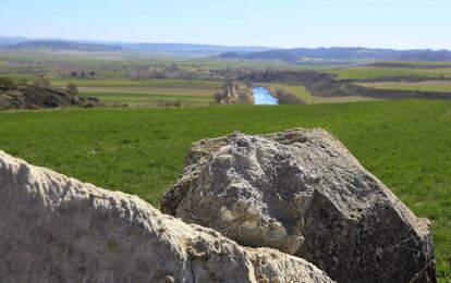 Uno de los sillares sacados de la tierra por los hermanos Zorita, con el Tajo de fondo.