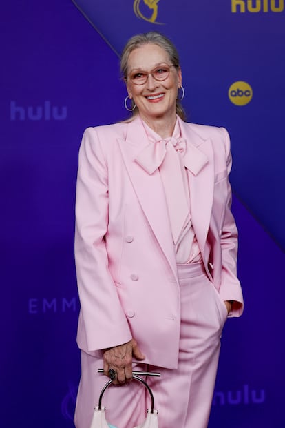 Meryl Streep no quiso enfundarse un vestido corte sirena típico de alfombra roja y apostó por este traje rosa. La actriz estaba nominada a mejor actriz de reparto por su papel en 'Solo asesinatos en el edificio'. 