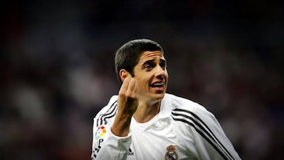 Cicinho, defendendo o Real Madrid, em 2006.