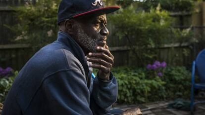 Shujaa Graham, en el jardín de su casa.