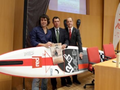 De derecha a izquierda, Sabin Anuzita, el delegado institucional del País Vasco de Iberdrola, Francisco Olarreaga, y Ander Betzuen, de Bwaters.