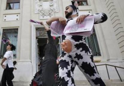 Un grupo de bailaores caracterizado de modernas flamencas, elegantes banqueros y hasta de una vaca que reparte falsos billetes de 500 euros. EFE/Archivo